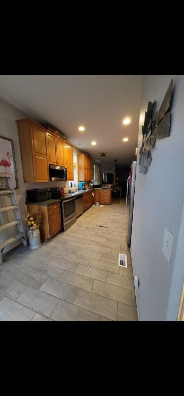 Building Photo - 757 Main Ave