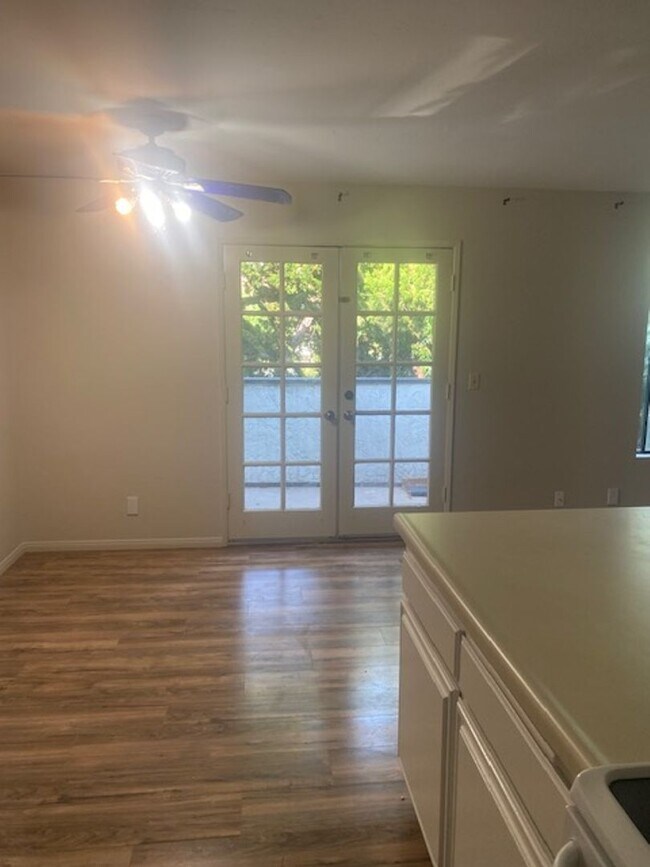 Building Photo - LOCATION, LOCATION 2 Bedroom 2 Bathroom Condo