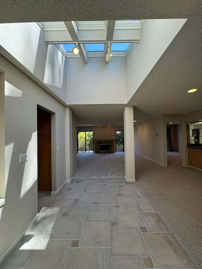 Building Photo - 2439 Sharon Oaks Dr