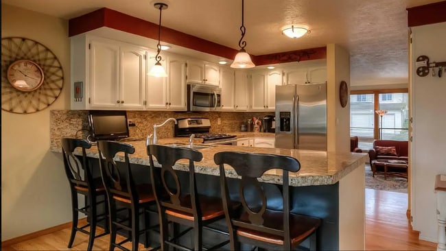 Building Photo - 4bd/3ba HUGE Home w/Hardwood Floors, Russi...