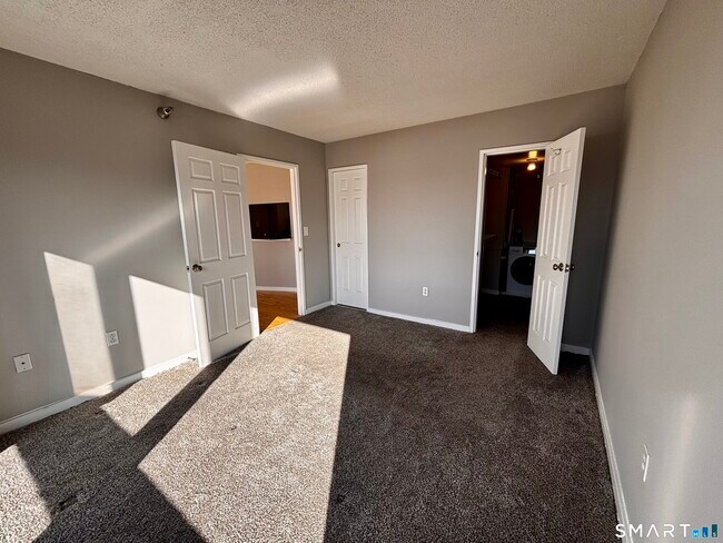 Building Photo - 127 Greyrock Pl