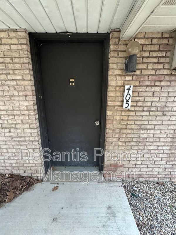 Primary Photo - 405 Lunar Ln