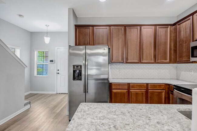 Building Photo - 3 Bedroom 2 Bathroom Townhouse