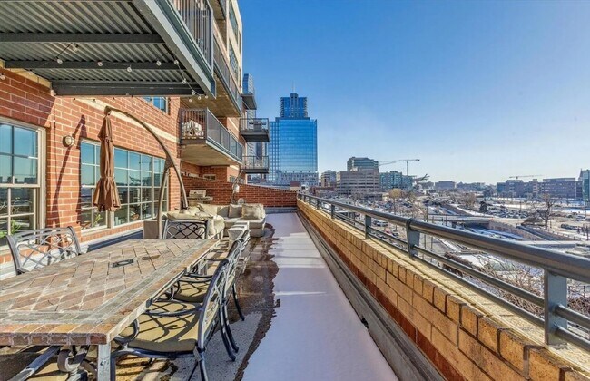 Building Photo - Downtown Loft Living at its Best