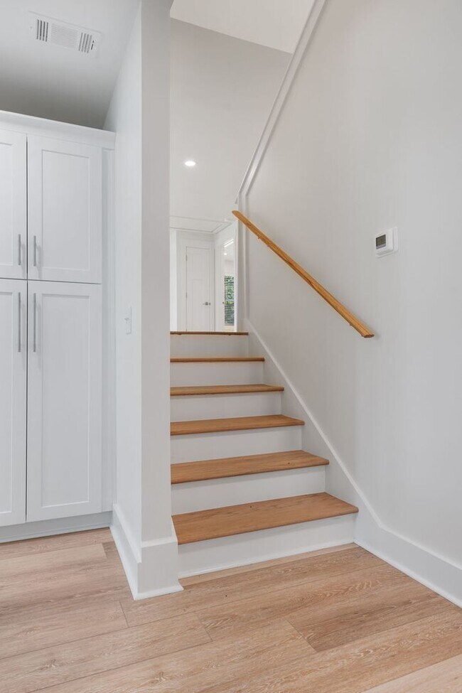 Building Photo - Four Bedroom Four Bath Home