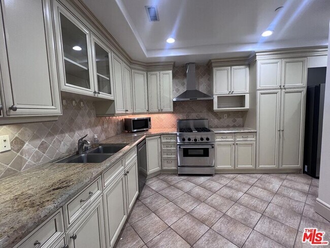 Building Photo - 137 S Spalding Dr