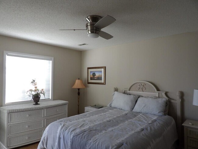 Building Photo - 4622 Greenbriar Dr