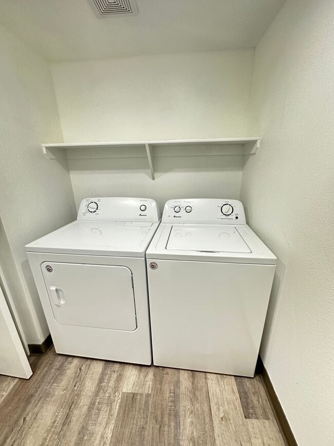 Building Photo - 2 bedroom/ 2 bathroom unit