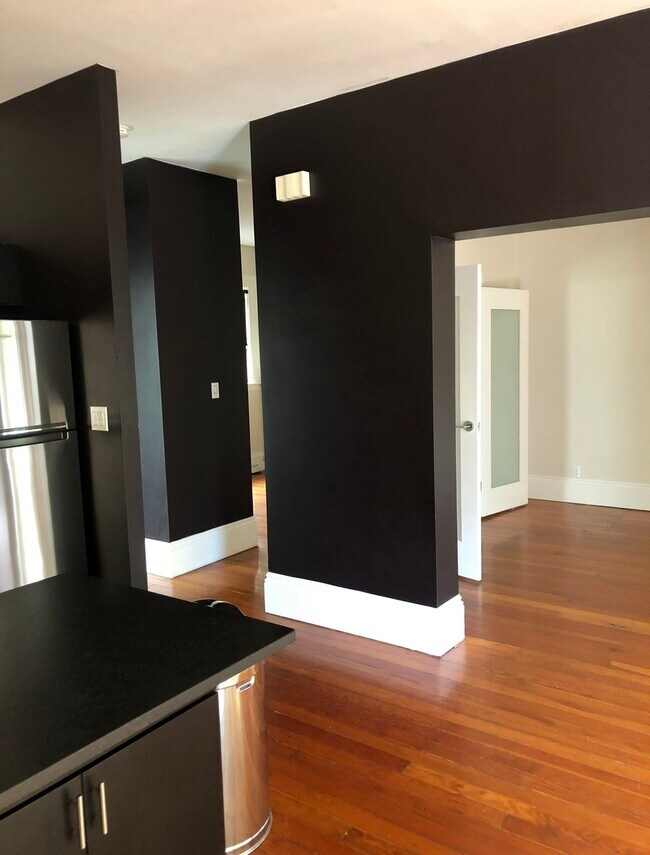 Building Photo - 261 Clara St