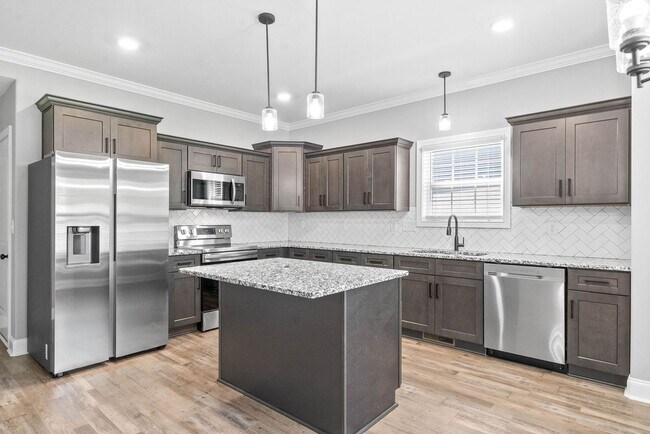 Building Photo - Pet Friendly Three Bedroom with Bonus!