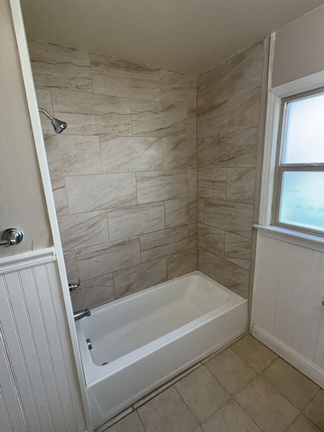 Building Photo - 3 Bed 2 Bath Cottage in Greeley
