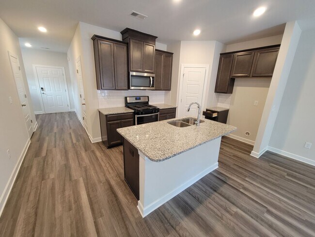 Building Photo - 3 Bed, 2 Bath Townhome Available in Berea