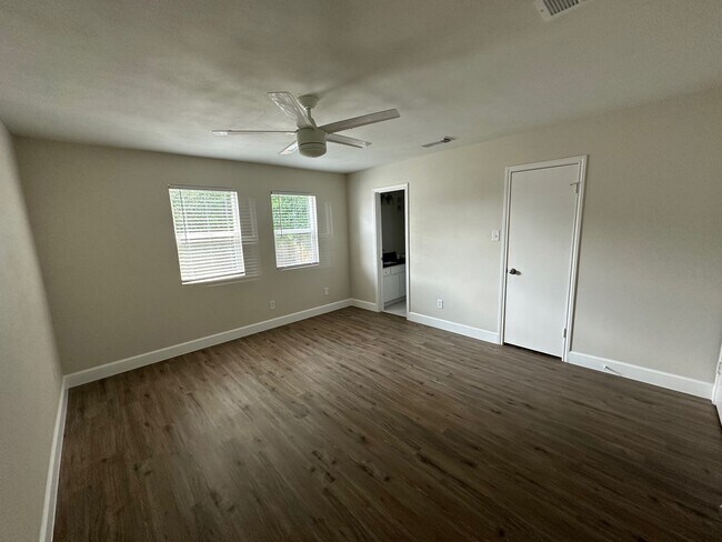 Building Photo - 8448 Ariel St