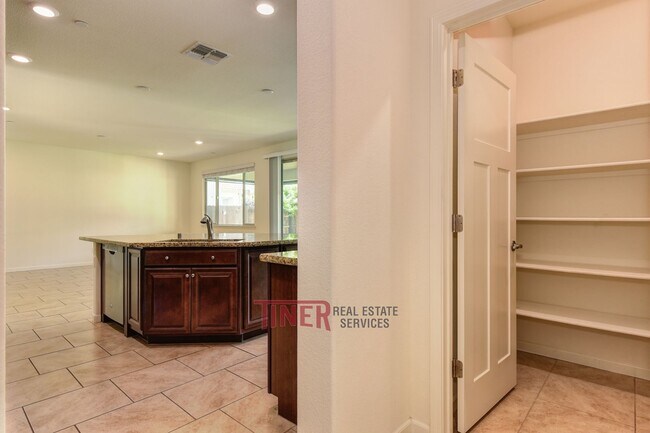 Building Photo - Like New Somerset Ranch Home!
