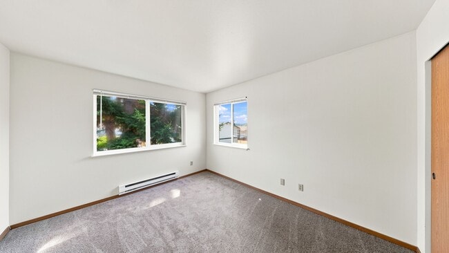 Building Photo - 2 Bed 1 Bath - Pet Friendly - Central Location - Near Shopping - NAS Whidbey