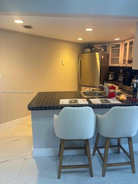 Building Photo - 9425 Fontainebleau Blvd