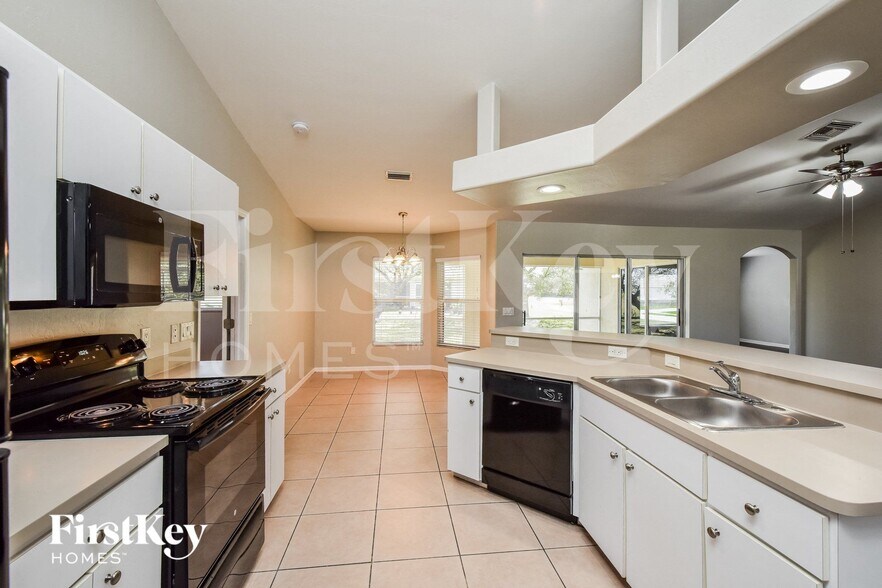 Building Photo - 2547 SW 3rd Pl