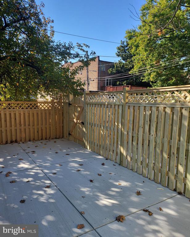 Building Photo - 2012 Mt Royal Terrace