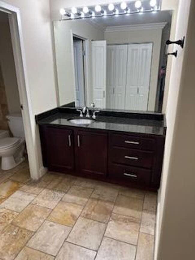 Building Photo - Gorgeous 1 bedroom 1 bath Condo located in The Manhattan