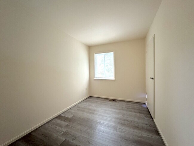 Building Photo - Charming Townhome in Prime Annandale Location