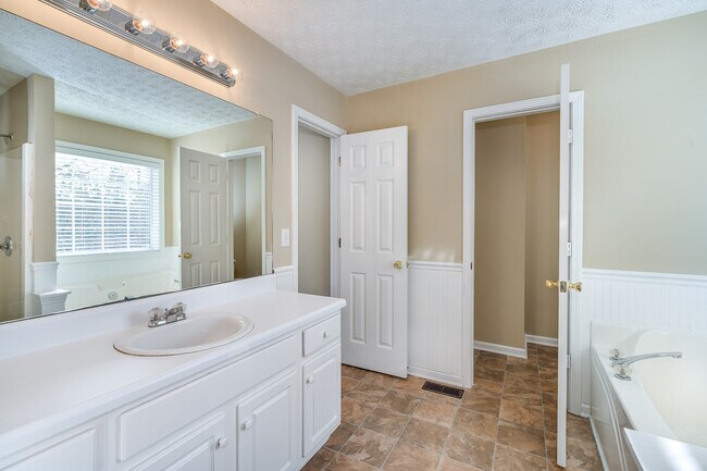 Building Photo - Gorgeous 4-bedroom, 2.5-bathroom home