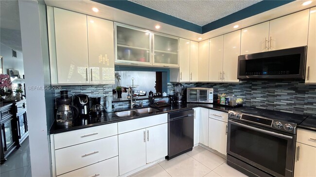 Building Photo - 12500 SW 5th Ct