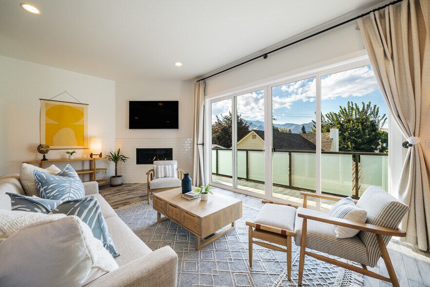 Living Room - 823 Orondo Ave