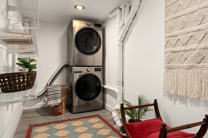 Building Photo - 1742 Redesdale Ave