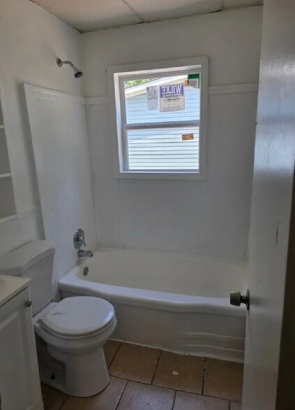 Building Photo - 148 St James Ln