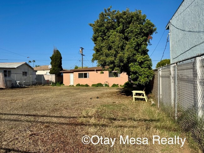 Building Photo - Charming 2-Bedroom Home with Expansive Out...