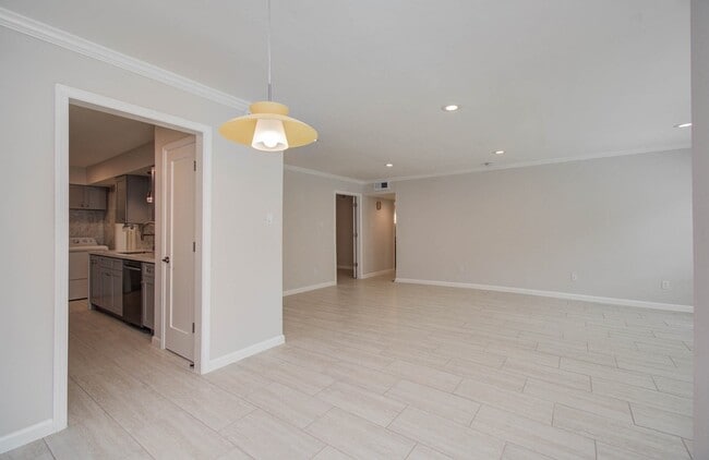 Building Photo - 355 N Post Oak Ln