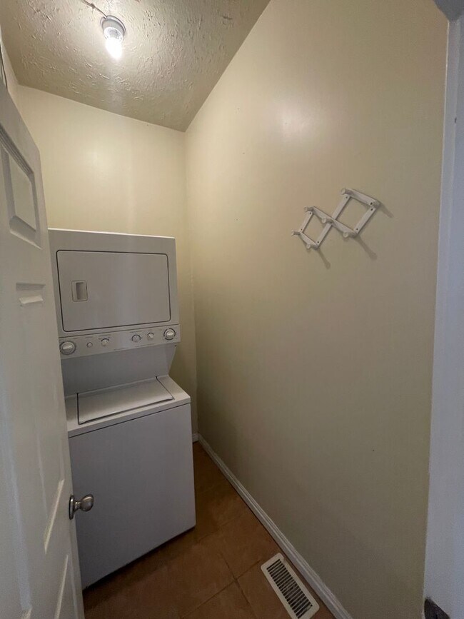 Building Photo - Liberty Park One Bedroom Single Family Home with Huge Yard