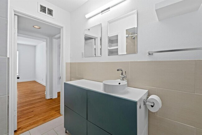 Building Photo - 301 E 34th St