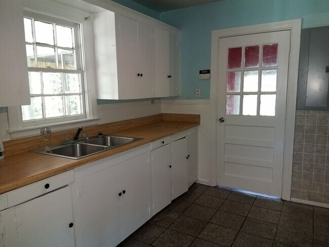 Building Photo - 3 bed 1 bath for rent