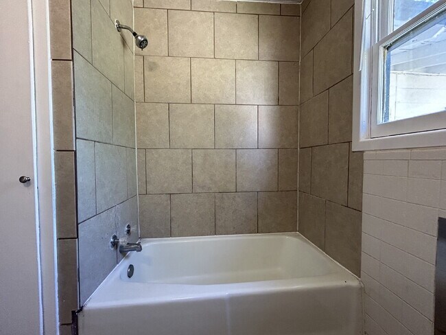 Building Photo - Home Located In Tech Terrace Near Park, Mi...
