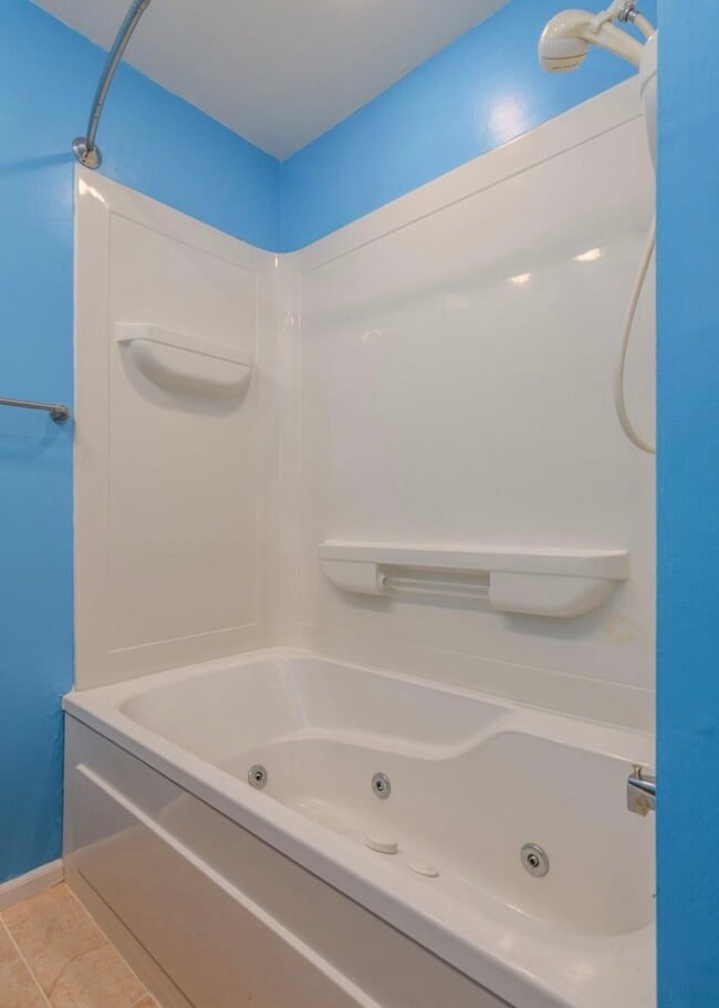 Building Photo - 404 Elm Tree Dr