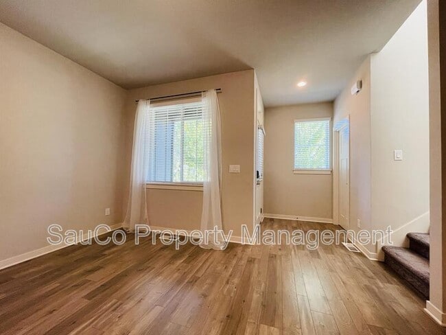 Building Photo - 6473 SE Genrosa St