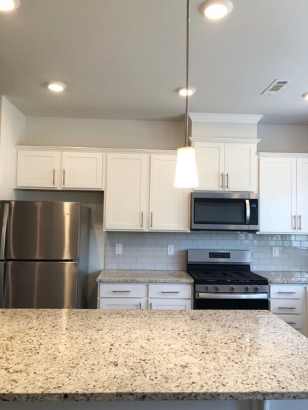 Building Photo - 805 Falls Grove Trl