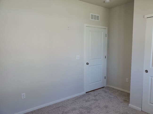 Building Photo - Modern 2 Bed / 2 Bath 1st Floor Condo w/ 1...