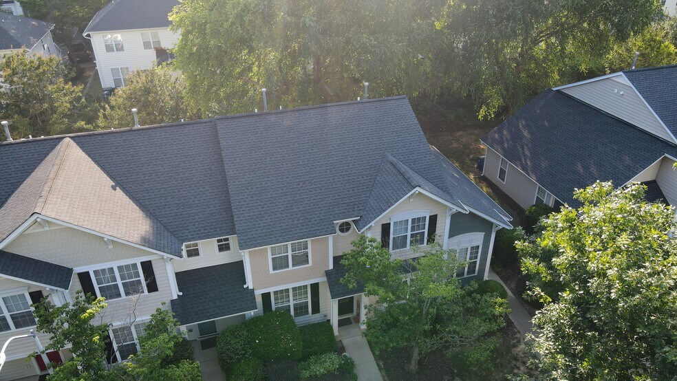 Building Photo - 2222 Valley Haven Dr