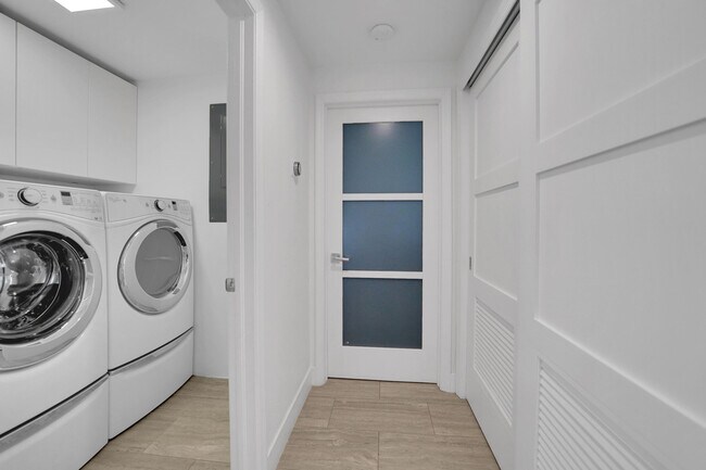 Building Photo - 4114 W Palm Aire Dr