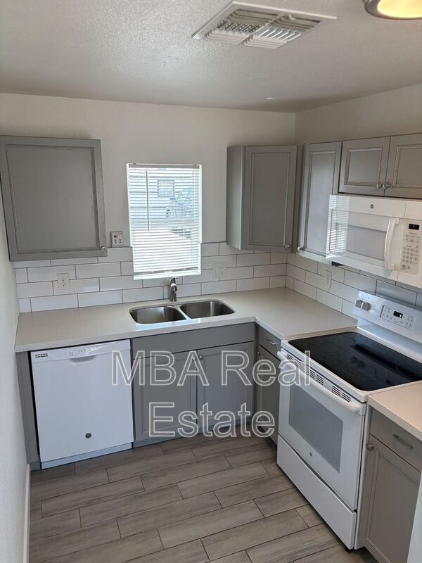 Building Photo - 5040 N 18th Ave
