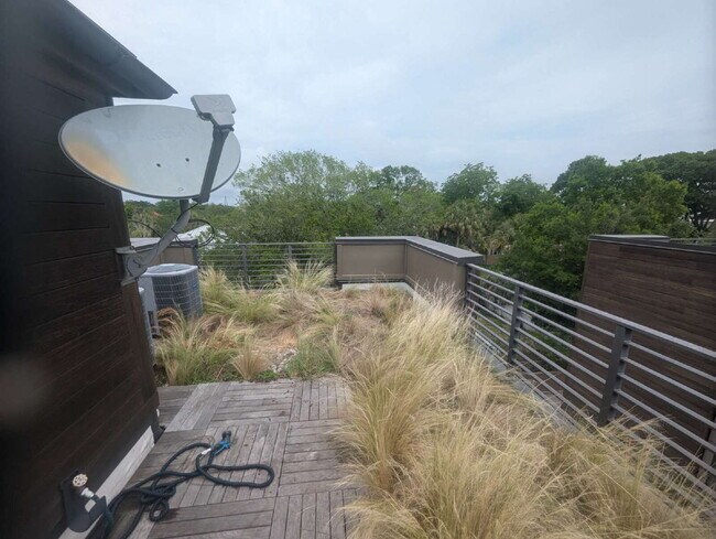Building Photo - 3 BD / 3 BA Newer Row Home for Lease in Ha...