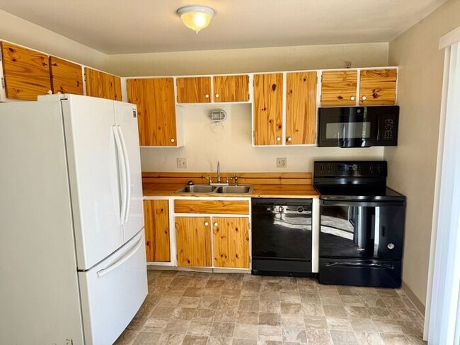 Building Photo - 6 MONTH LEASE SPECIAL! 4 Bed, 2 Bath Single Family Home near City Park!