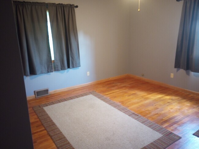 Bedroom - 107 S Glen St