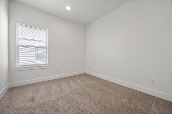 Building Photo - 215 San Salvador Ave
