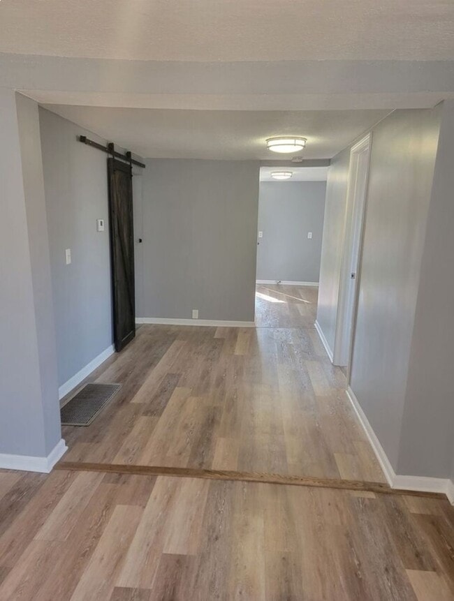 Building Photo - 2 bedroom with amazing yard!