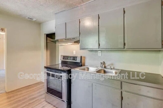 Building Photo - 65 Hughes St