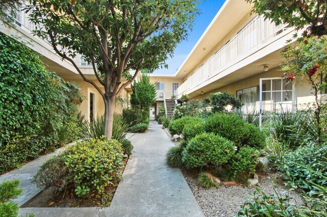 Building Photo - 529 Montana Ave - 5 blocks to the beach in Santa Monica!