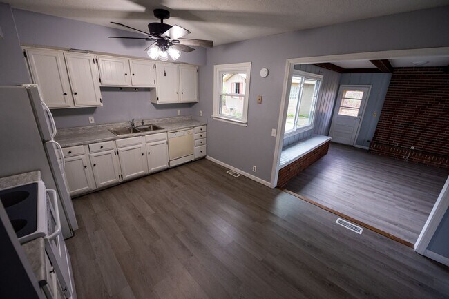Building Photo - Lovely 3 Bed / 2 Bath in Private Setting--AVAILABLE NOW!!!